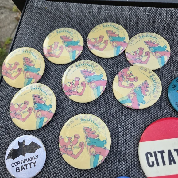 Lot Of 24 Pinback Buttons - Picture 9 of 11